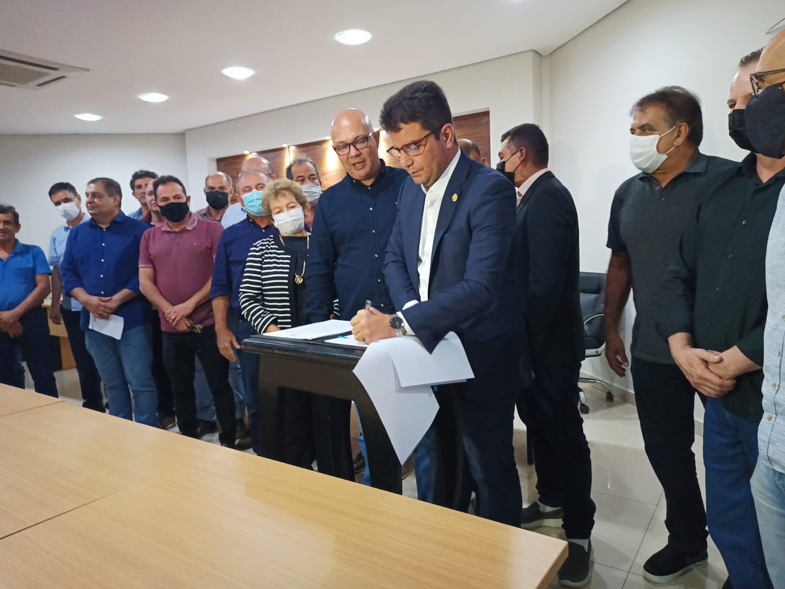 Com empresários, Cameli sanciona leis de incentivo à construção civil e compra direta da indústria